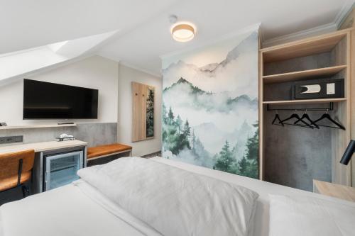 a bedroom with a bed and a painting on the wall at Hotel Franken in Forchheim