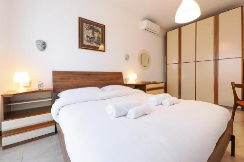a bedroom with two white towels on a bed at PrimoPiano - Padova 256 in Milan