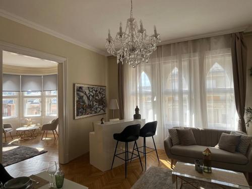 2BDR Balcony Apartment with Optional Garage near Parliament