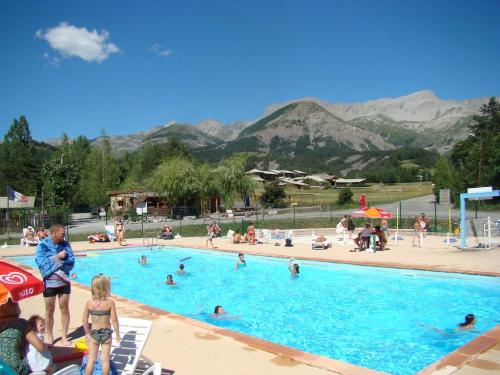 a group of people in a swimming pool at Camping Lou Passavous in Le Vernet