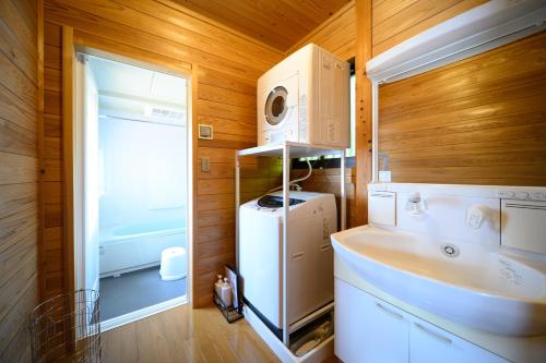 a kitchen with a washer and dryer in a room at 結の里 in Gero