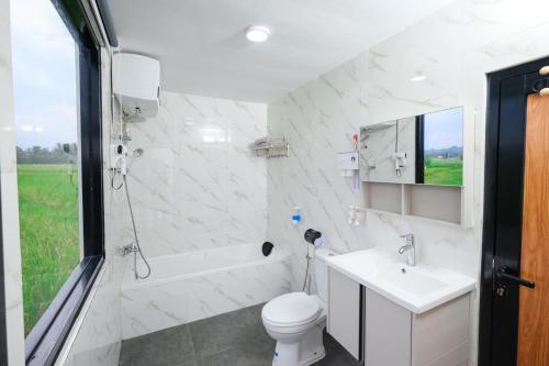 a bathroom with a tub and a sink and a toilet at Abata Villa Panorama & Pool in Tingkirtengah