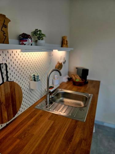 eine Küche mit Spüle und hölzerner Arbeitsplatte in der Unterkunft Poly's House in Tomares