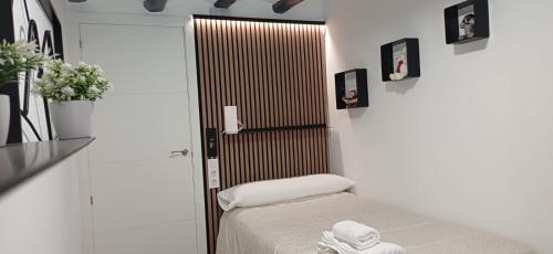 a small room with a bed and a sliding door at Casa de mis padres in Rincón de Soto