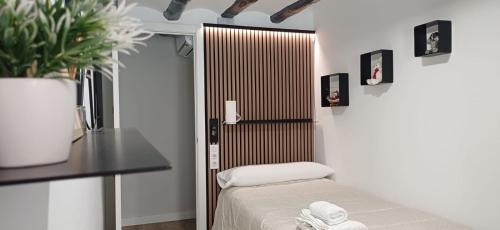 a room with a bed and a table with a plant at Casa de mis padres in Rincón de Soto