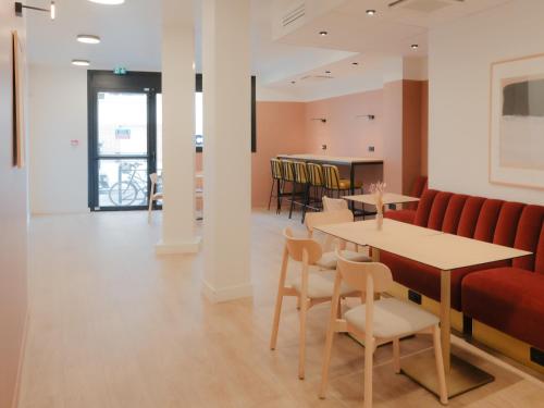a waiting room with a table and chairs at City Pop 2Night Paris - Self check-in in Vanves