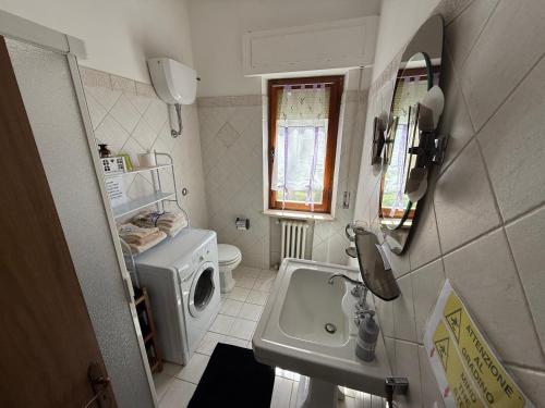 a small bathroom with a sink and a washing machine at Casa Della Nonna in Radicofani