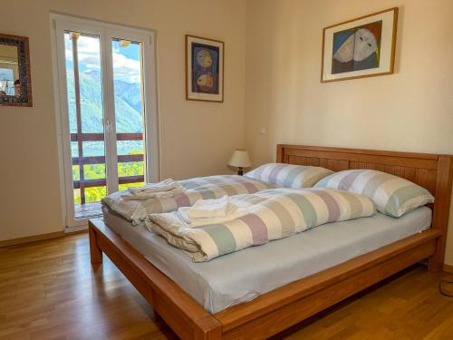 a large bed in a room with a window at Casa Kasia by HolAp SA in Contra
