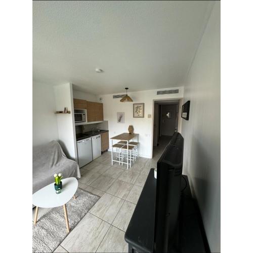 Grand studio à 100m de la plage, piscine ouverte juillet Août