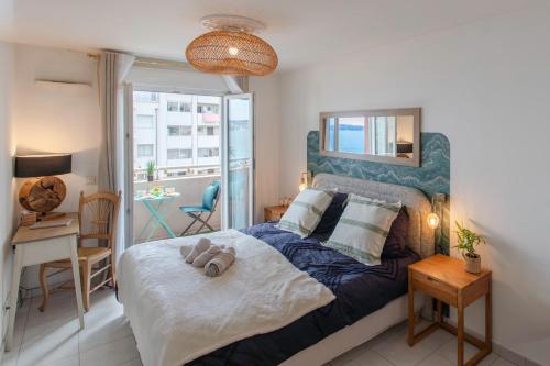Modern 2-Bedroom Sea View, Air Conditioning, Balcony