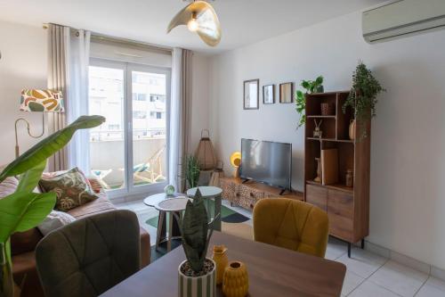 Modern 2-Bedroom Sea View, Air Conditioning, Balcony