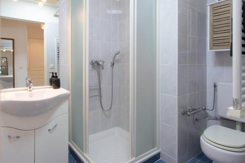 Modern 2-Bedroom Sea View, Air Conditioning, Balcony