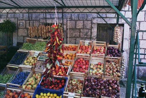 a market with many different types of fruits and vegetables at Hostel & Private Rooms Dalmatia in Marusici 