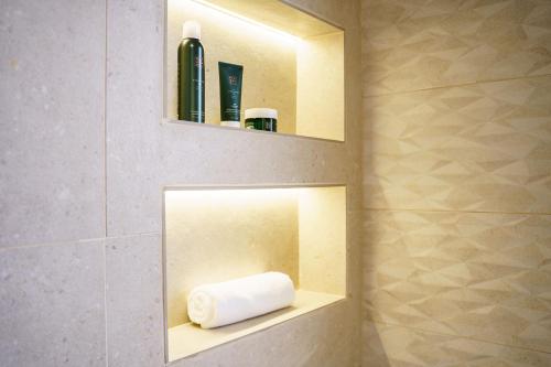 a bathroom with a shelf with a towel on it at Casa Betania in Santa Cruz