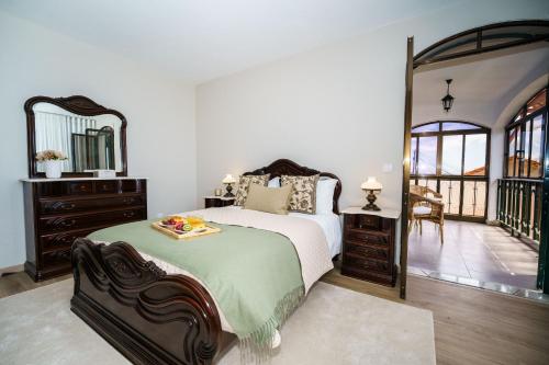 a bedroom with a bed and a large mirror at Casa Betania in Santa Cruz