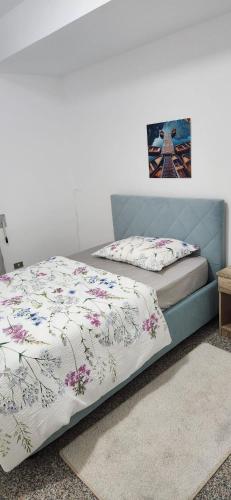 a bedroom with two beds and a picture on the wall at Casa Richiusa Calogero in Blufi