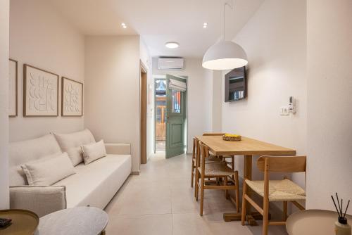 CF Stay, premium Old Town Living under the Castle!