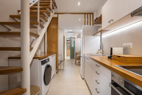 CF Stay, premium Old Town Living under the Castle!