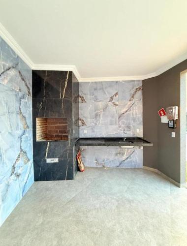 a bathroom with a marble wall in a house at Grace Palace in Paraipaba