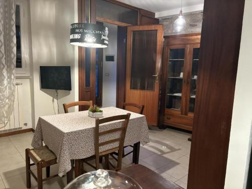a dining room with a table and chairs and a television at Delizioso Appartamento Francesco House Family in Assisi