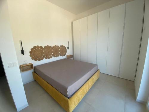 a bedroom with a bed in a white room at Pilone del Monaco Apartment 9 in Vieste