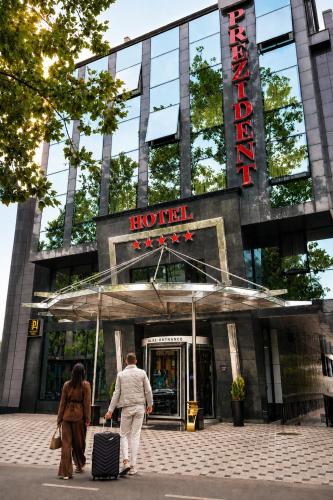 Prezident Hotel Novi Sad - Outdoor Pool & Spa — Property building