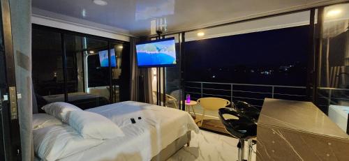 a hotel room with a bed and a television at Lake Capsule in Horizonte