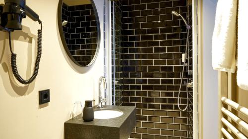 a bathroom with a sink and a mirror at Altes Zollhaus in Rinteln