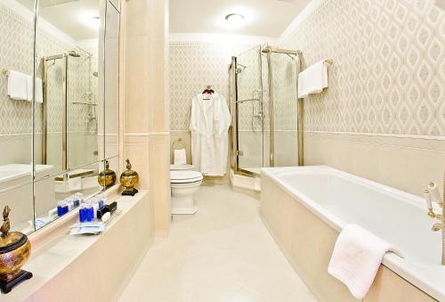 
A bathroom at ALFAVITO Kyiv Hotel
