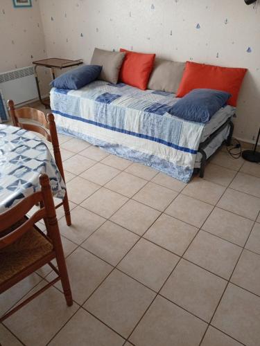a room with a bed and a table and chairs at studio 2 pers Fromentine centre in La Barre-de-Monts