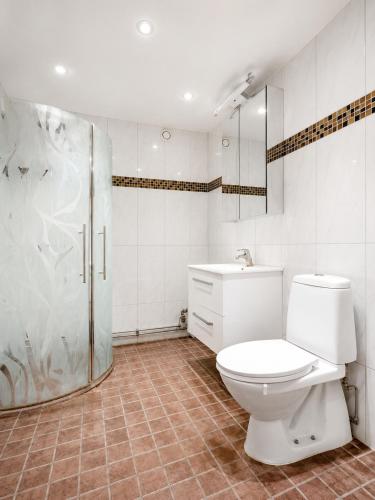 ein weißes Badezimmer mit Toilette und Dusche in der Unterkunft Room in Apartment with Shared Bathroom and Kitchen in Stockholm