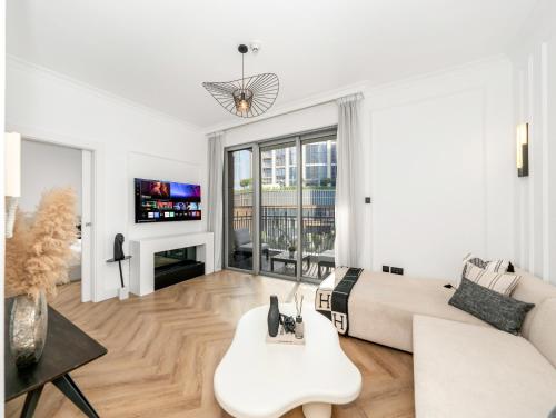 Luxury 1BR - Downtown - Walk to Burj & Dubai Mall
