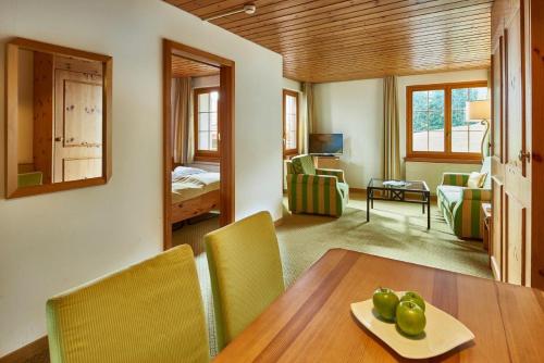 a dining room with a table and green apples on a plate at Hostellerie am Schwarzsee in Bad-Schwarzsee