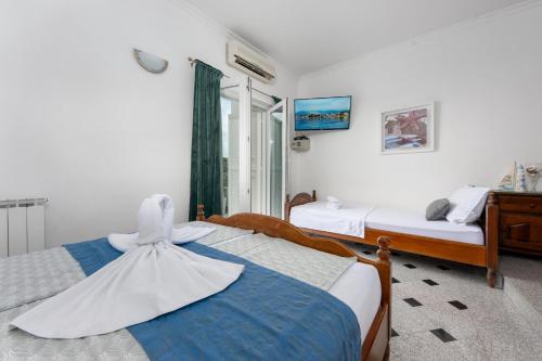 a bedroom with two beds and a window at Apartment Tomic Makarska in Makarska