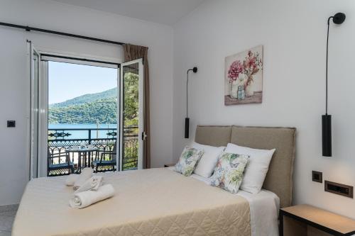 a bedroom with a bed with a view of the water at Bratis Apartments in Keri