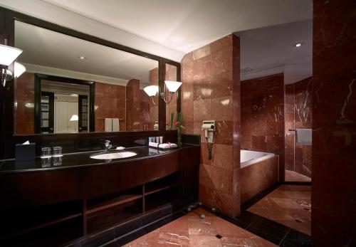 Bilik mandi di Sunway Putra Hotel Kuala Lumpur