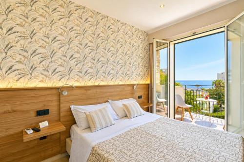 Hotel & Apartments Villa Linda في جيارديني ناكسوس: غرفة نوم بها سرير وشرفة