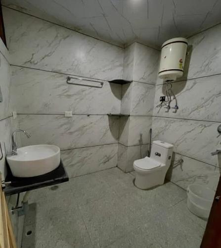 a bathroom with a sink and a toilet at Nimat Nivas By Fuwa Homestay in Vashisht