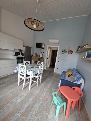 a living room with a table and a dining room at Casina al mare in Cecina