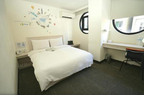 Llit o llits en una habitació de Century Hotel