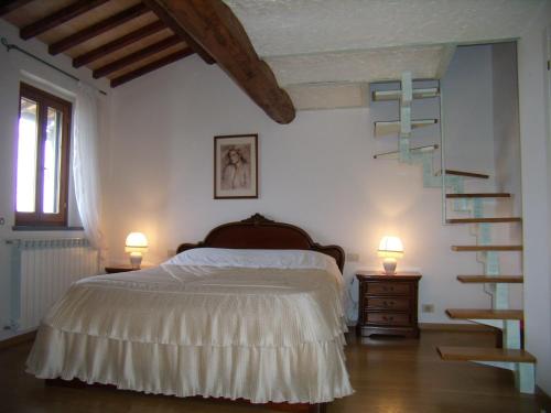 モンテスペルトリにあるB&B Il Poggettoのベッドルーム1室(ベッド1台付)、螺旋階段