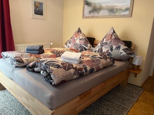 a bed with pillows on it in a room at PusteBlume in Bückeburg