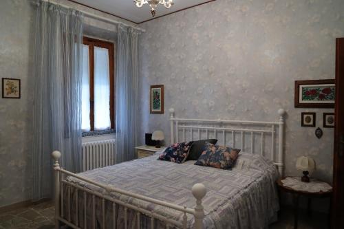 a bedroom with a bed and a window at Casa di Sergio in Gambassi Terme