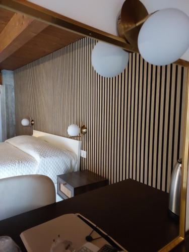 a hotel room with a bed and a desk with a desk at B&B Radici24 in Battipaglia