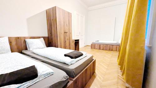 ein Schlafzimmer mit zwei Betten in einem Zimmer in der Unterkunft Lovely Apartment - 15 Min from Airport & City Center EZ 9 6 in Wien