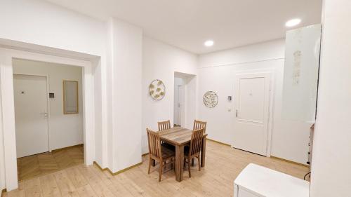 ein Esszimmer mit Tisch und Stühlen in der Unterkunft Lovely Apartment - 15 Min from Airport & City Center EZ 9 6 in Wien