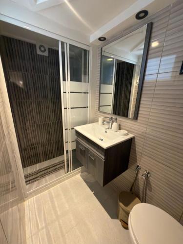 a bathroom with a sink and a mirror and a toilet at Sidi studio 8bis in Sidi Bou Saïd