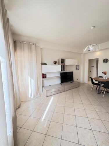 a living room with a tv and a table at Sydney Apartment in Frosinone