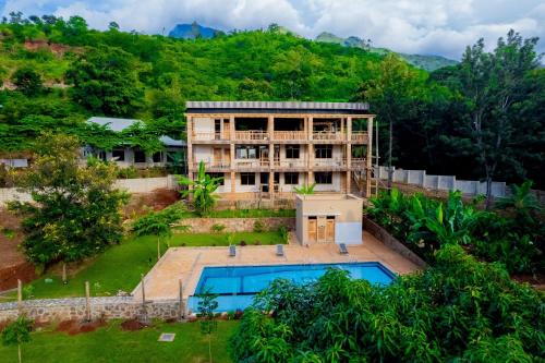 Luftaufnahme eines Gebäudes mit Schwimmbad in der Unterkunft Forest Sunset Hotel in Morogoro