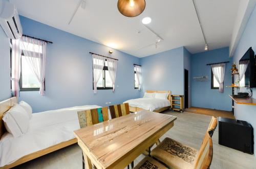 una sala de estar con un sofá y una mesa en Sea breeze Inn, en Jian